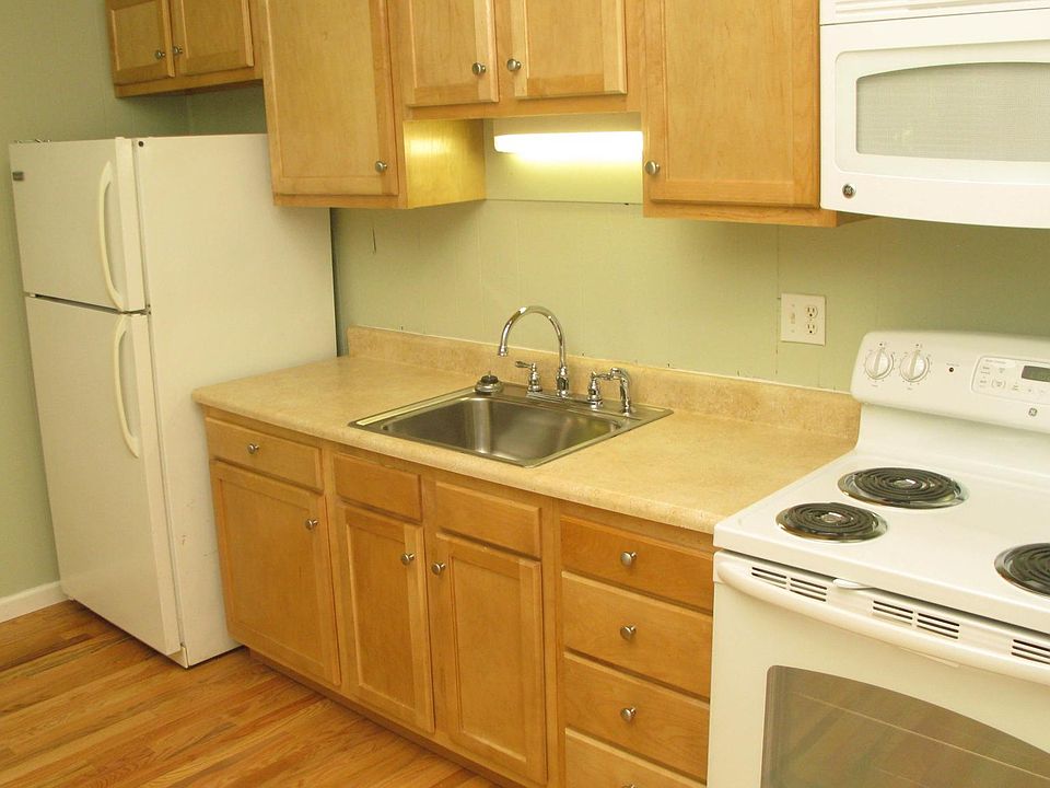 2nd image of 130 Woodslodge Ln #B