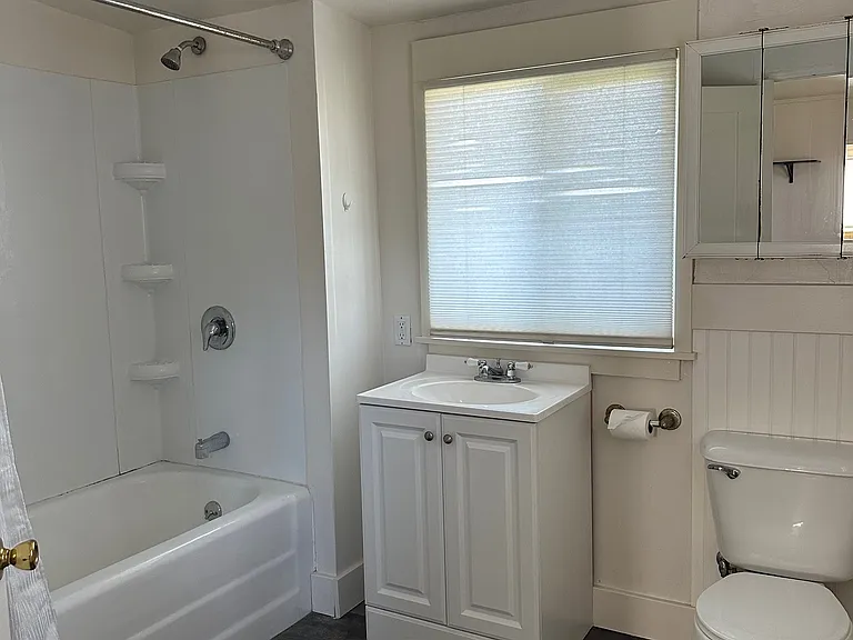 bathroom with tub/shower