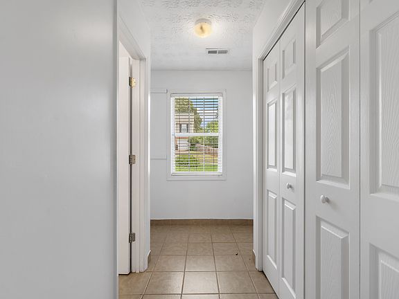 5th image of 26 Ann Cir SE