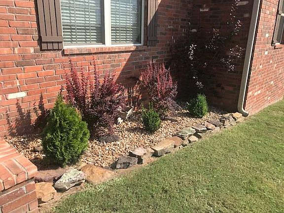 3rd image of 414 Thornwood Ln