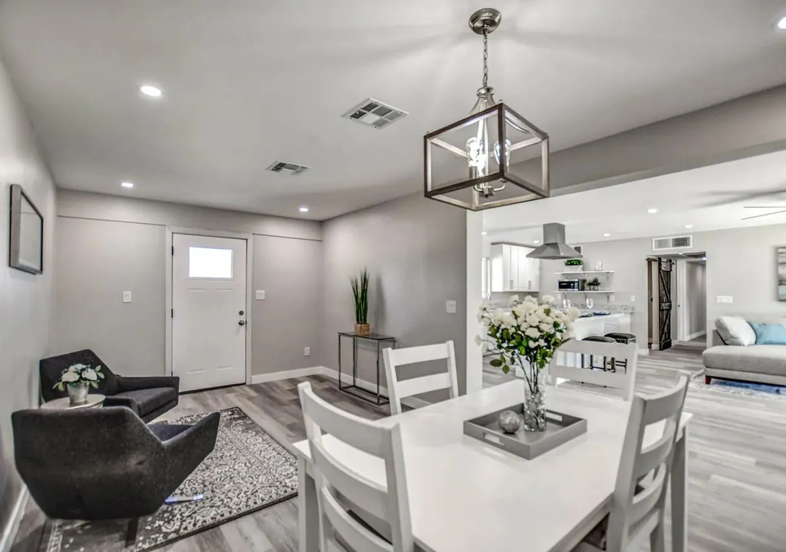 Charming 3BR House in Phoenix — Photo 3