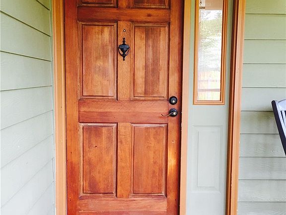 3rd image of 2735 Alderwood Ave
