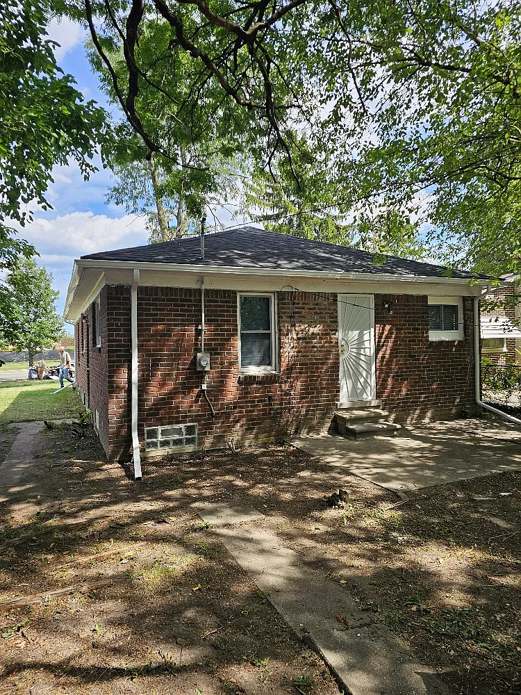 3 bed, 1.5 bath, 1100 sqft, $1,300 — Photo 1