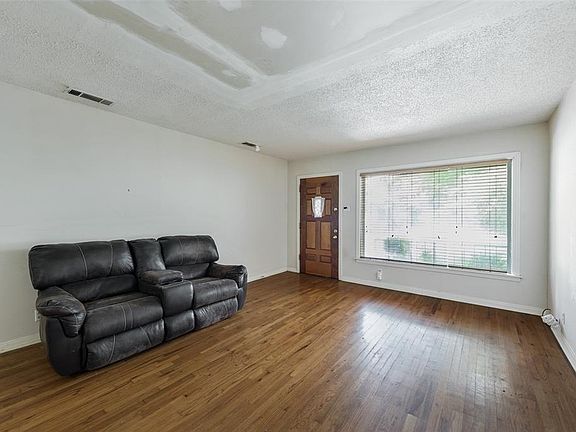 3rd image of 6118 Parkdale Dr