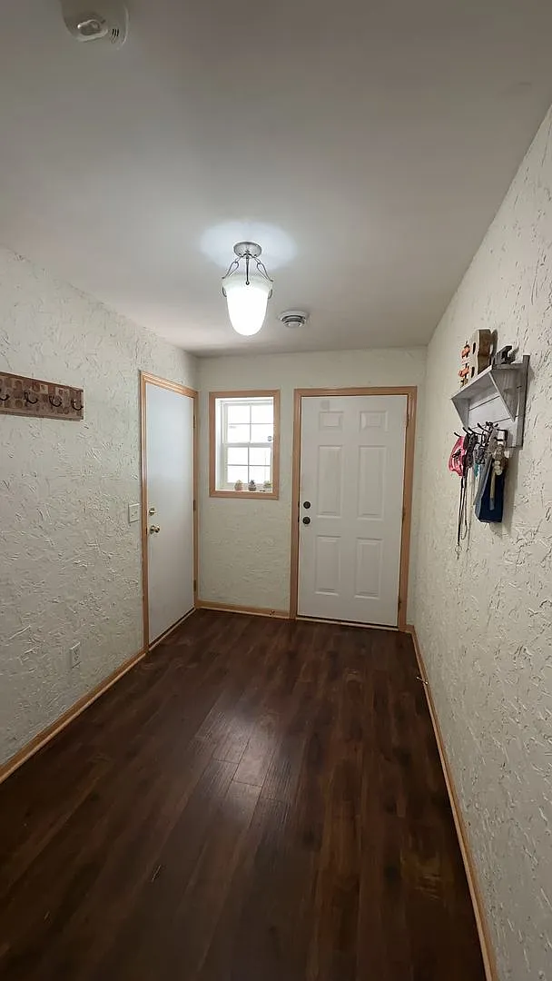 Spacious 2 bedroom townhome available 9/10!! — Photo 2