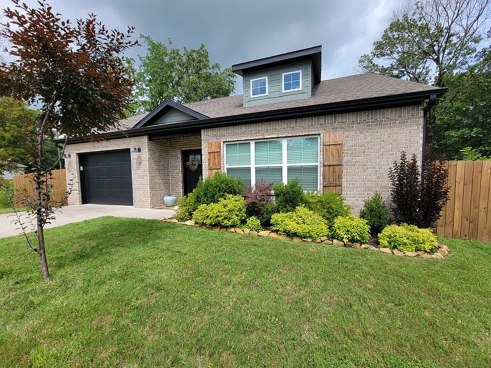 1st image of 17 Eastleigh Cir