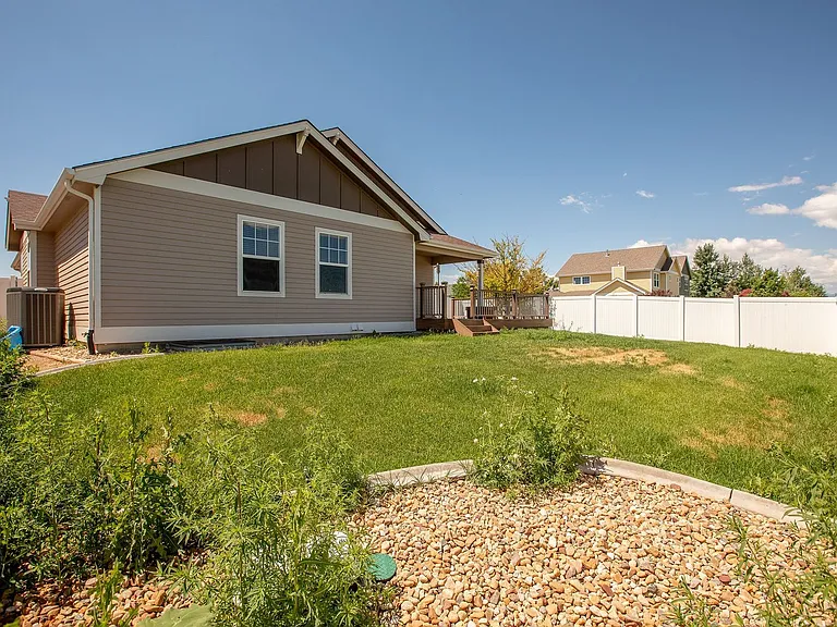 1076 Fairfield Ave — Photo 46