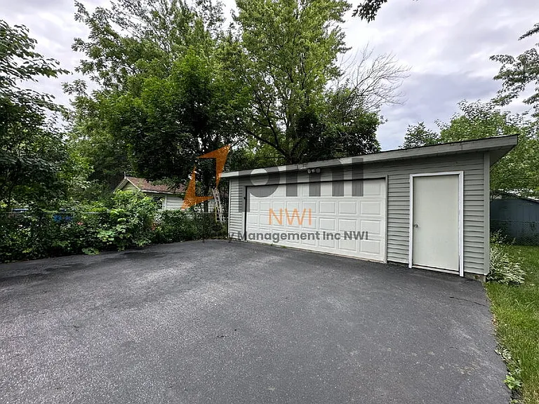 408 E Clark St — Photo 21