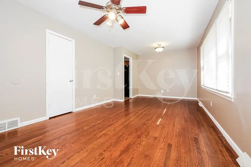 3 bed, 1.0 bath, 1248 sqft, $1,830 — Photo 2