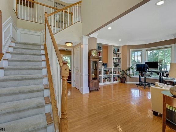 4th image of 81 Lafayette Cir #81