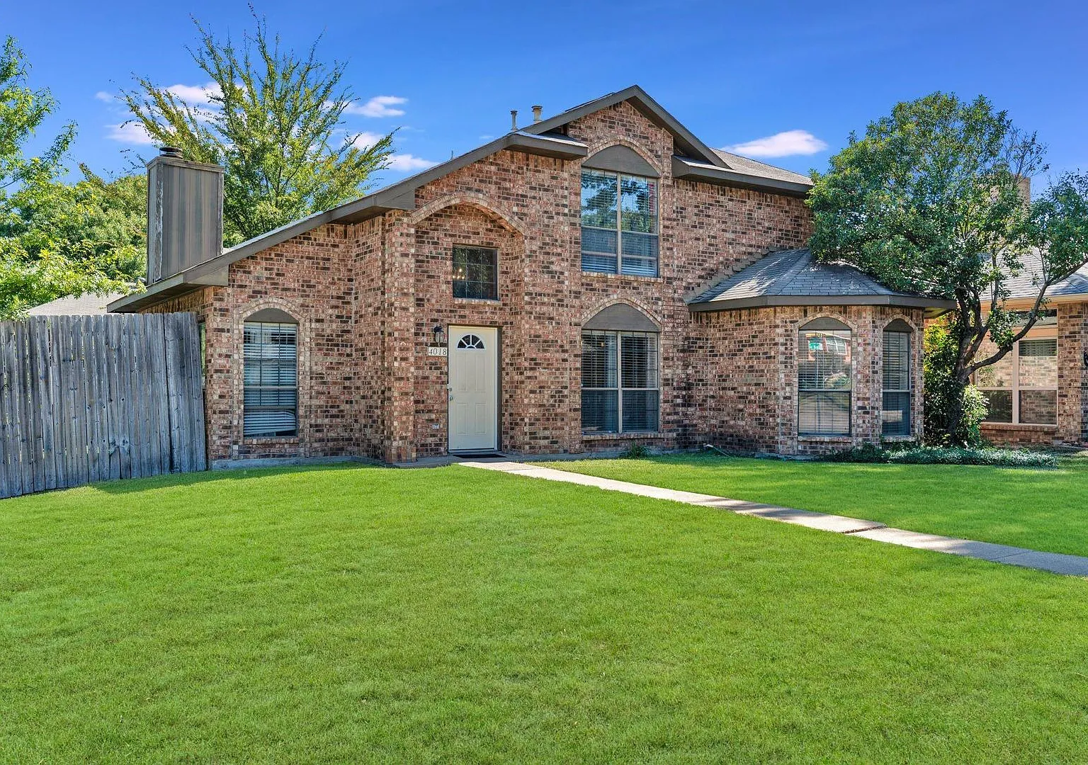 Beautiful 4 Bedroom Near Lake Ray Hubbard! — Photo 3