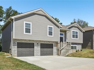 910 NW Hilltop Ln, Grain Valley, MO 64029
