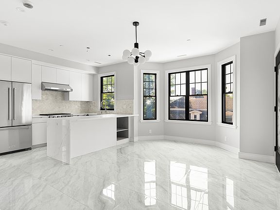 3rd image of 34 Pinckney St #1