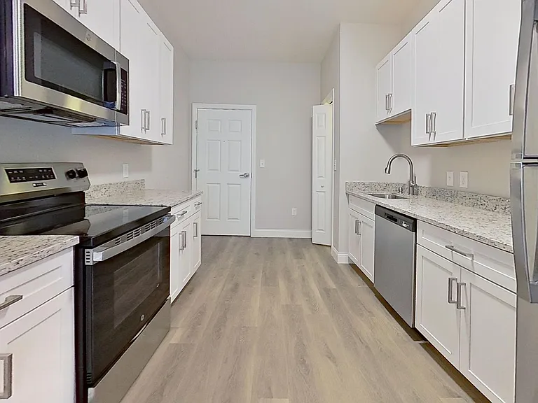 66 Hawthorne Dr — Photo 1