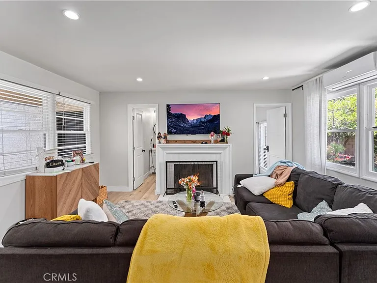 923 W Maple Ave — Photo 3