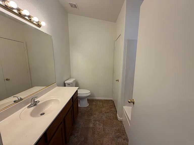 16248 W Moreland St — Photo 19