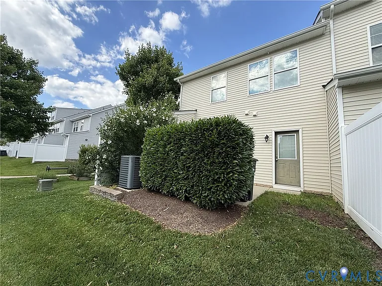 8049 Ellendale Dr — Photo 32