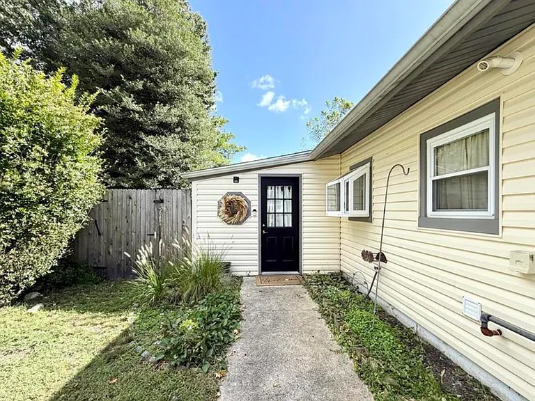 122 Zelus St — Photo 3