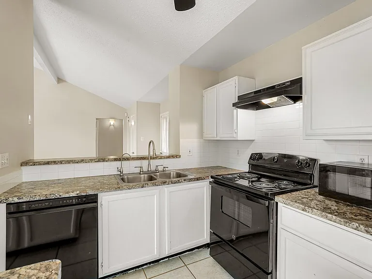 2911 Garden Ln — Photo 12