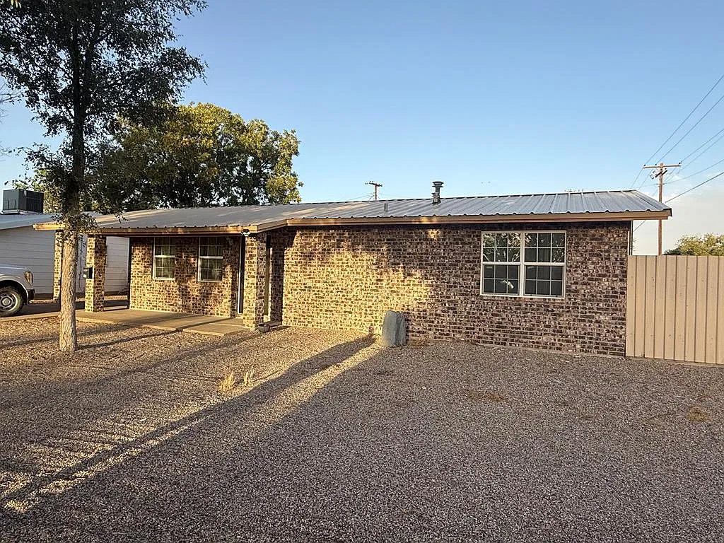 3 bed, 1.0 bath, 1118 sqft, $2,000 — Photo 1