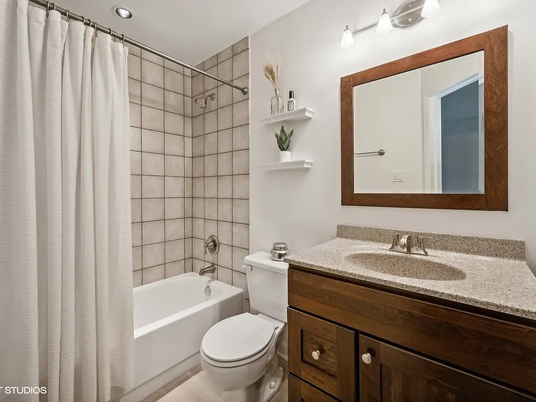 1765 W Altgeld St #H — Photo 15