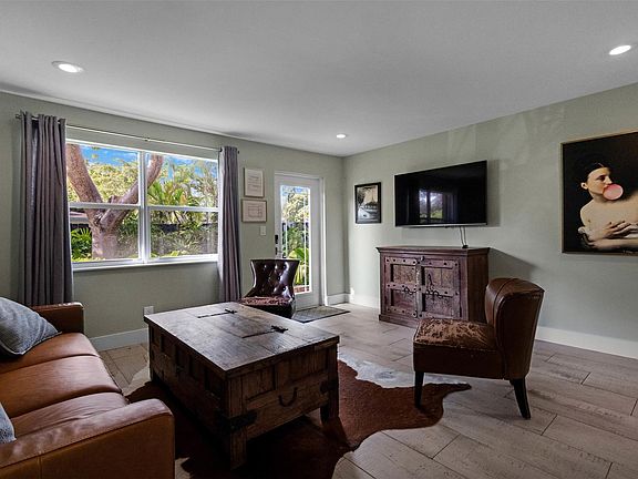 3rd image of 900 SW 15th Terrace