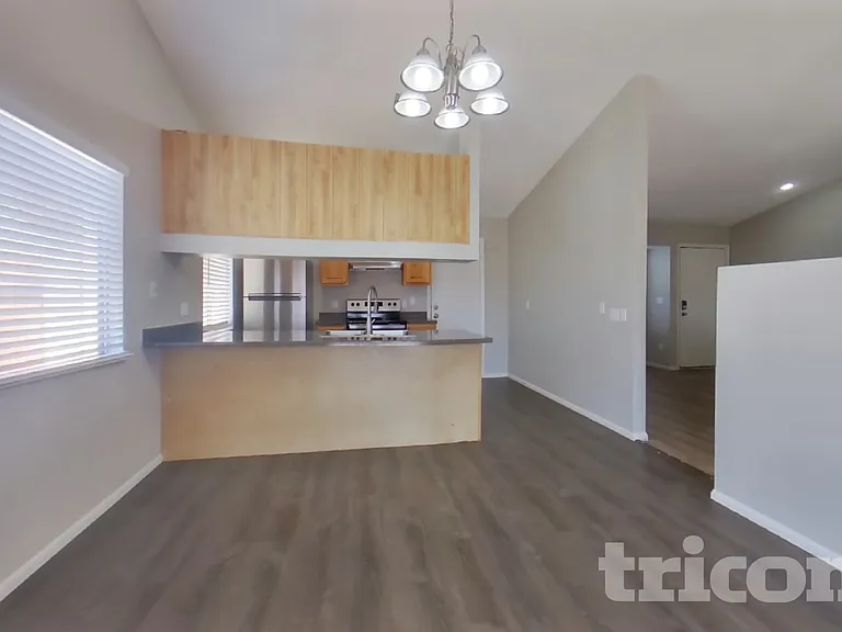 1010 W Blackhawk Dr — Photo 5