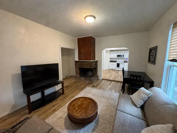 622 E Locust St APT 1, Bloomington, IL 61701