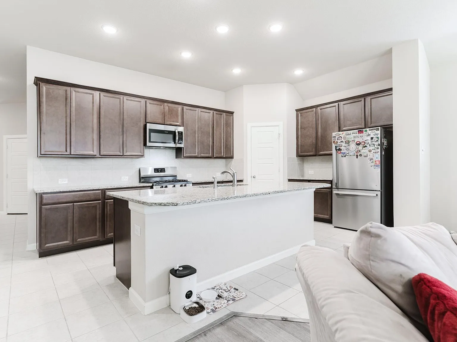 3 bed, 2.0 bath, 1960 sqft, $2,695 — Photo 2