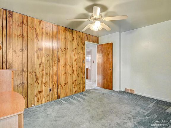 3rd image of 32571 Sandra Ln