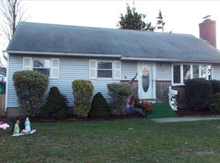 16 Prose St, Hicksville, NY 11801