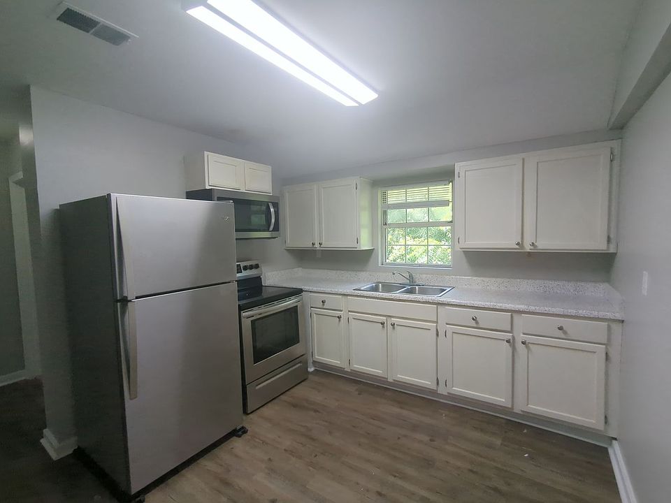 1st image of 405 Red Oak Dr #B