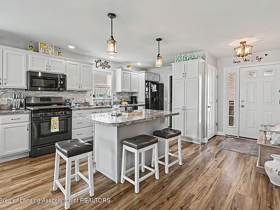 3rd image of 4017 Eastbridge Circle Rd