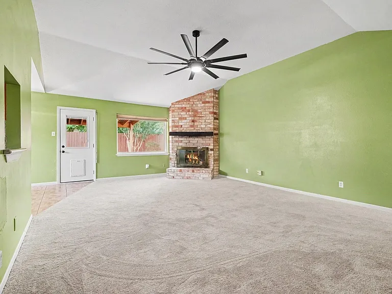 519 Orleans St — Photo 4
