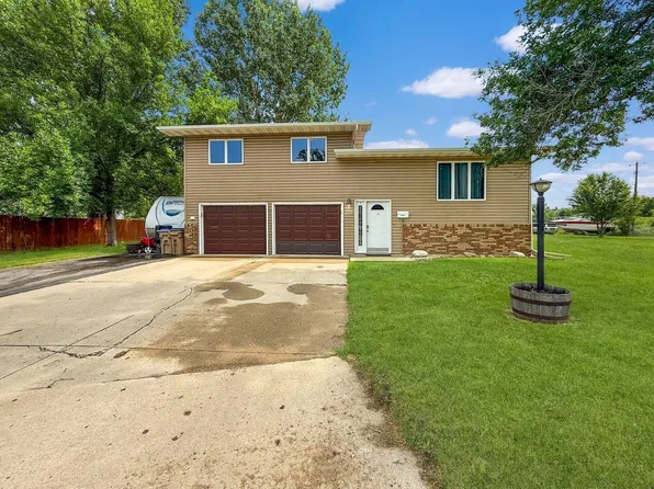 207 13th St SW, Minot, ND 58701