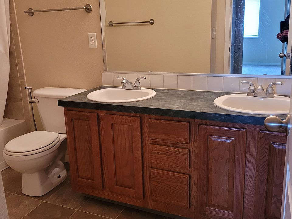 2nd floor full bath (shared with up to 1 additional tenant)