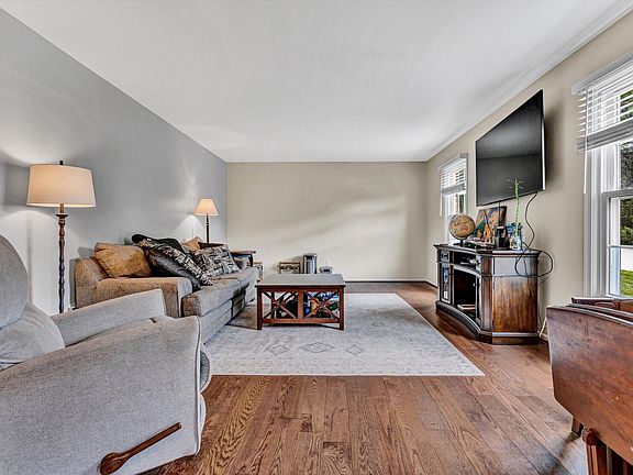 5th image of 105 Niblick Dr