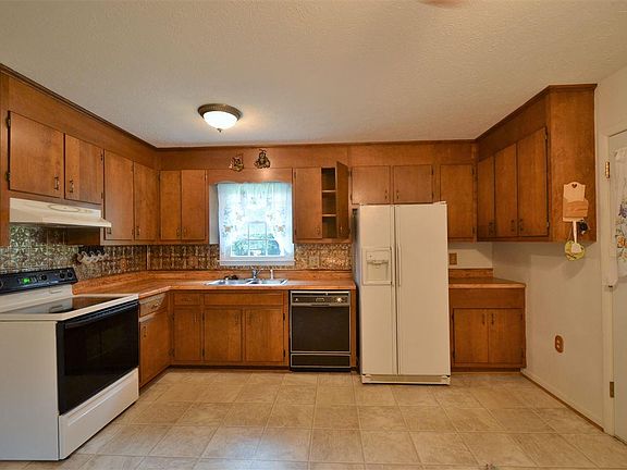 3rd image of 136 Forest Springs Dr