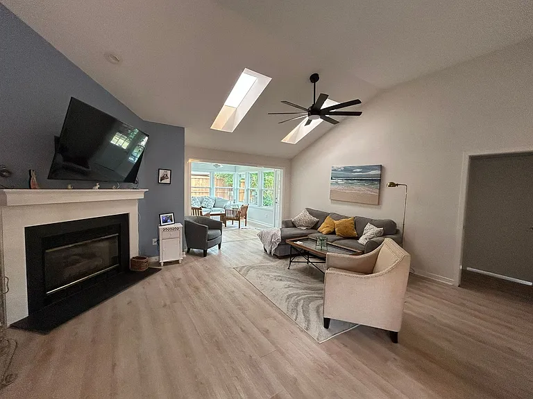 1213 Bayside Cir W — Photo 13