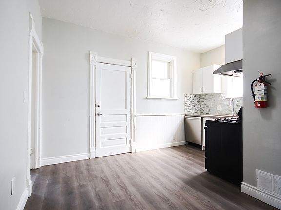 4th image of 159 Victoria St N #B