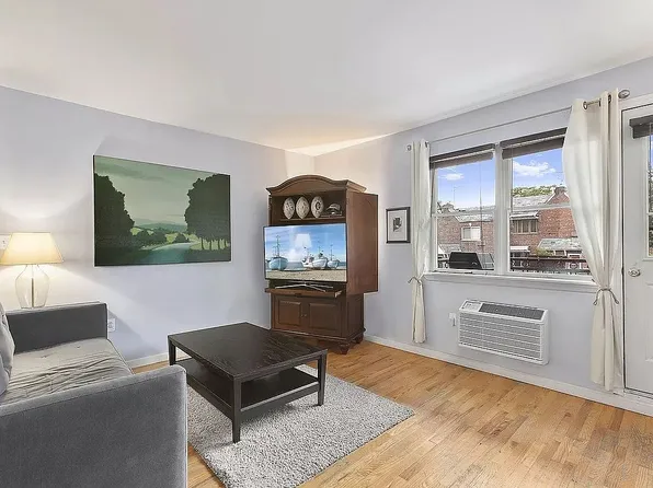 587 17th St APT 2L, Brooklyn, NY 11218
