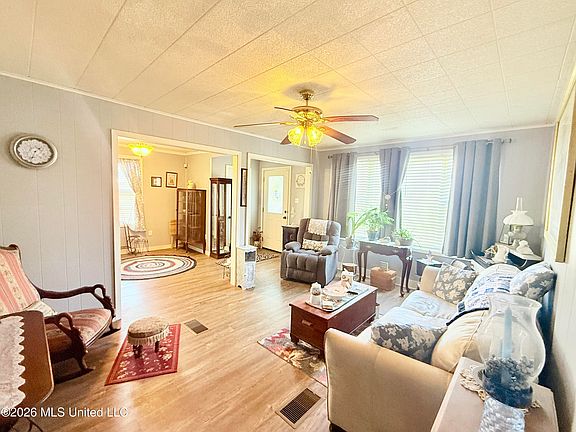 5th image of 2221 Long St