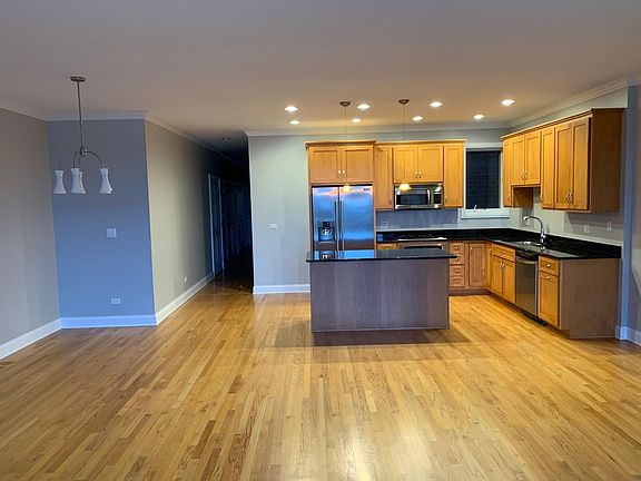 4th image of 5055 N Clark St
