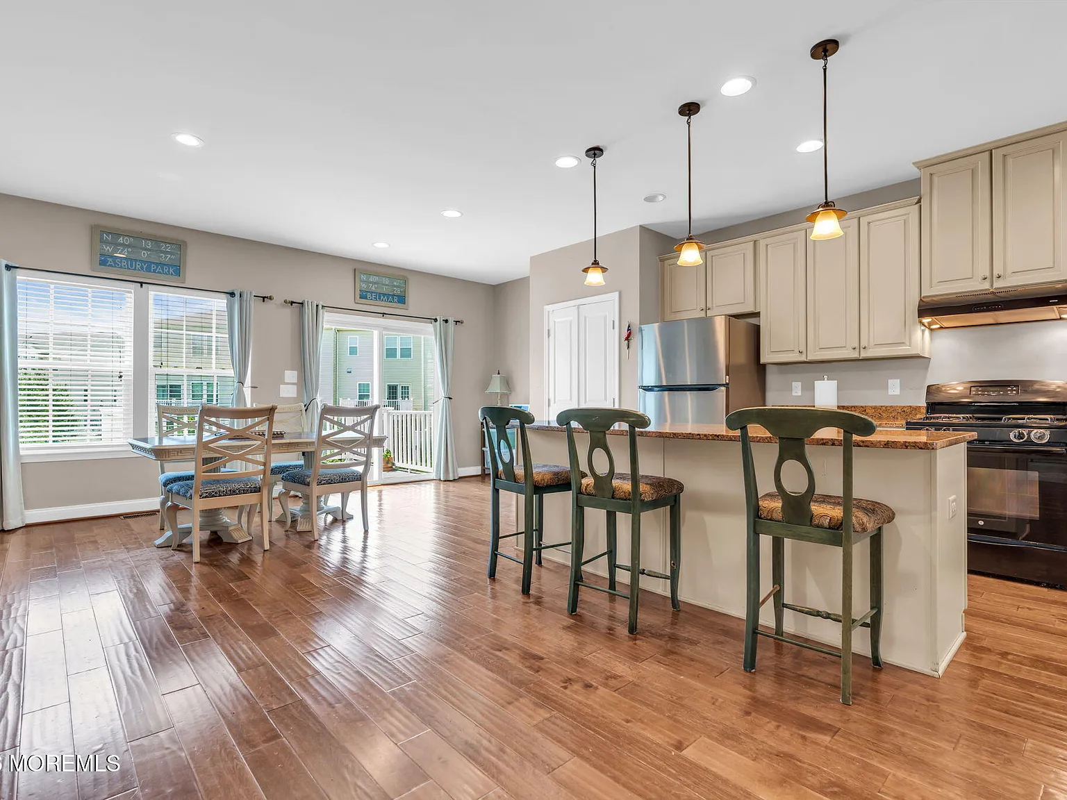 3 bed, 2.5 bath, 2200 sqft, $4,000 — Photo 3