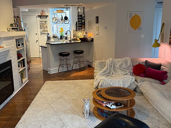 Living room / into kitchen