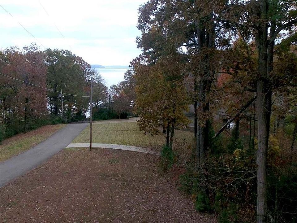 2nd image of 13 Lakeshore Ln #13