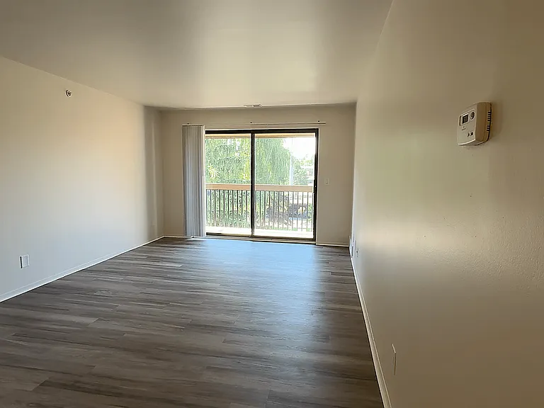 Lakeside Village Apartments — Photo 94