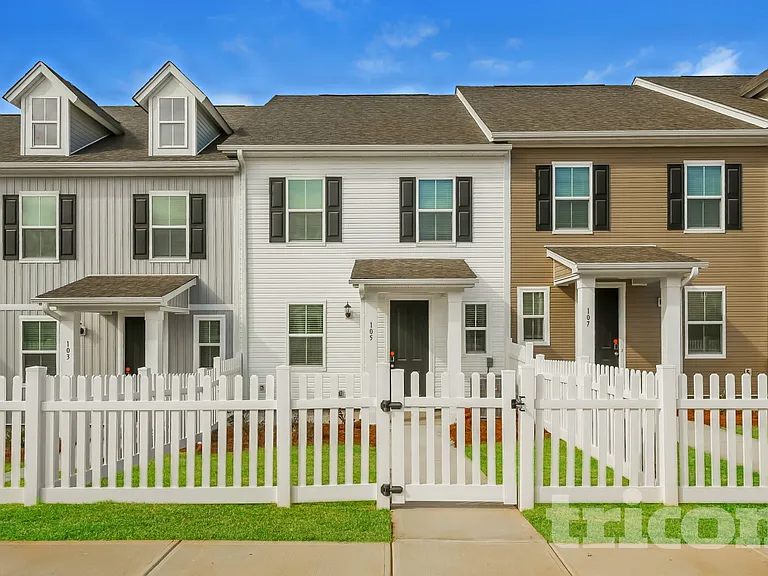 105 Red Oak Ct — Photo 1
