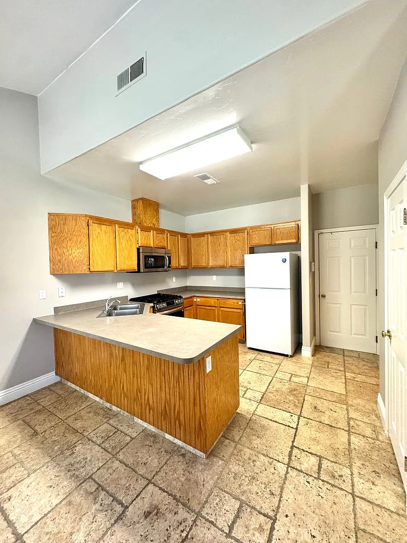 Beautiful 3 Bedroom Home for Rent! — Photo 4