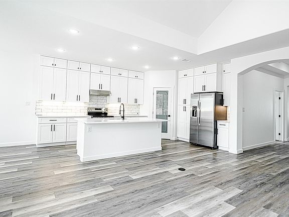 5th image of 252 Amaranta Ln